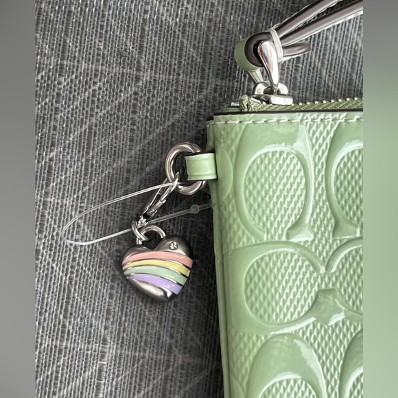 NWT Coach Green Patten Leather Signature Corner Zip Wristlet w/Heart Bag Charm - Picture 2 of 8